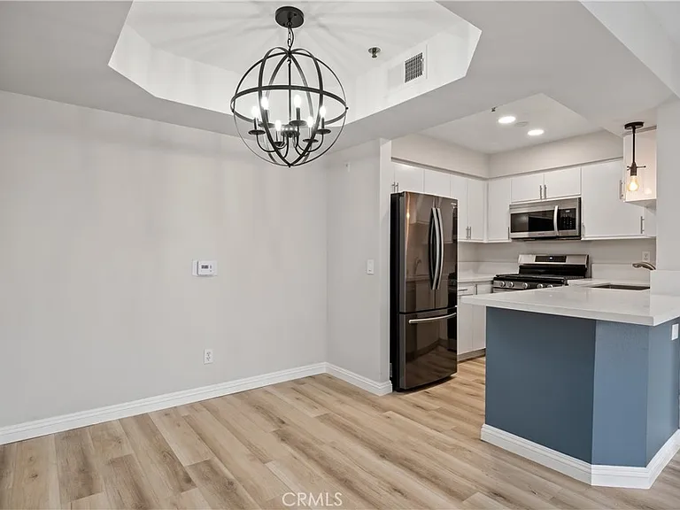 801 Pine Ave #401 — Photo 6