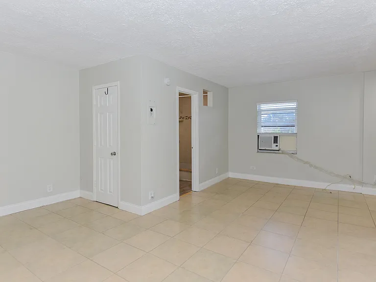 605 N Federal Hwy #8 — Photo 1