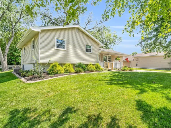 915 A St, Charleston, IL 61920