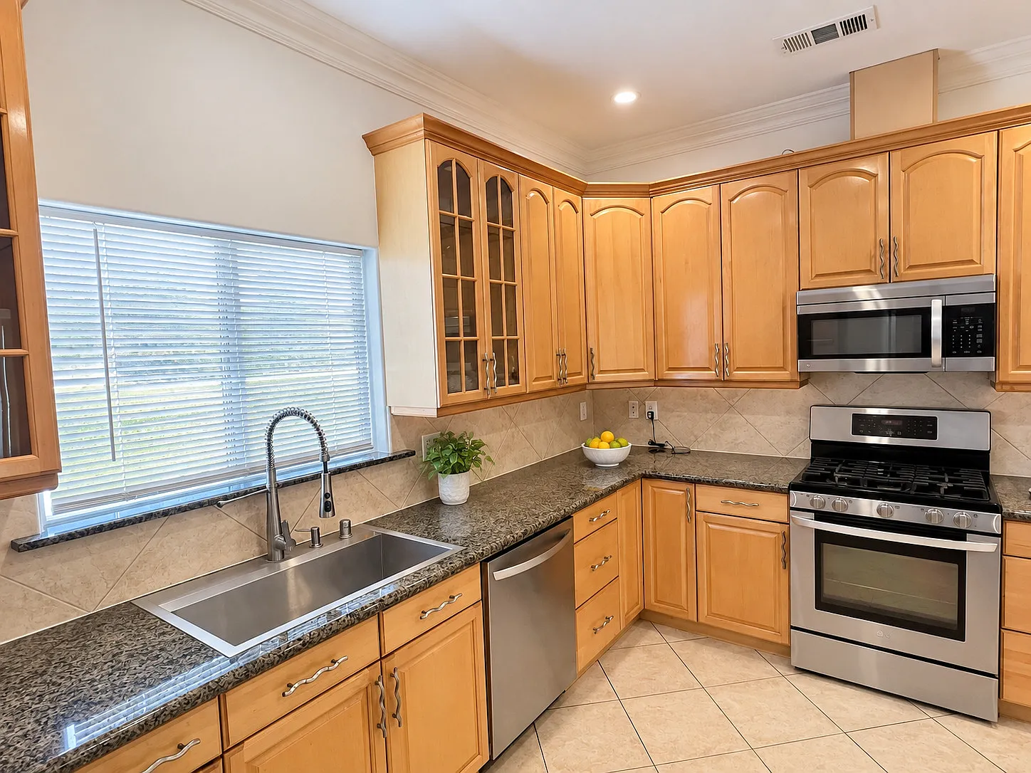 3 bed, 1400 sqft, $3,750 — Photo 3