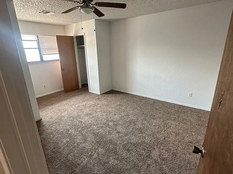 1300 N Rockwell Ave — Photo 15