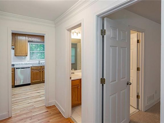 5th image of 3552 Hunters Hill Dr