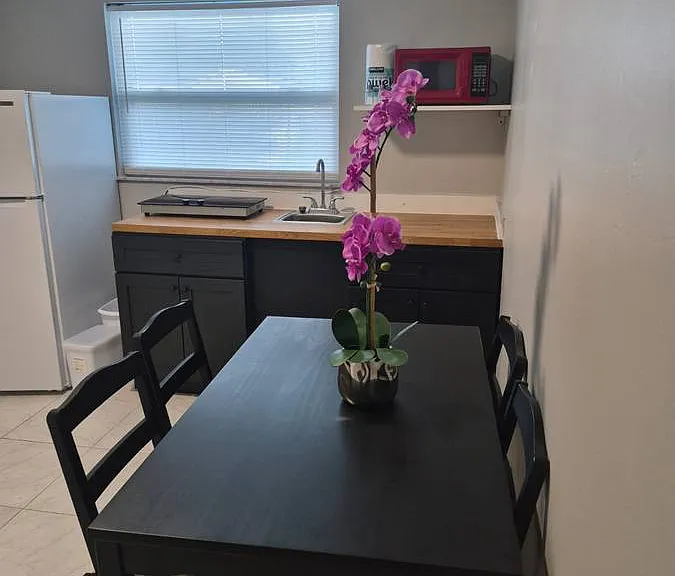 4025 Seabridge Dr — Photo 2