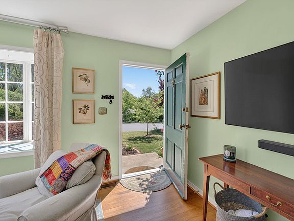 4th image of 2519 Commonwealth Dr