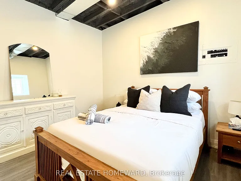 1233 Dundas St E — Photo 16