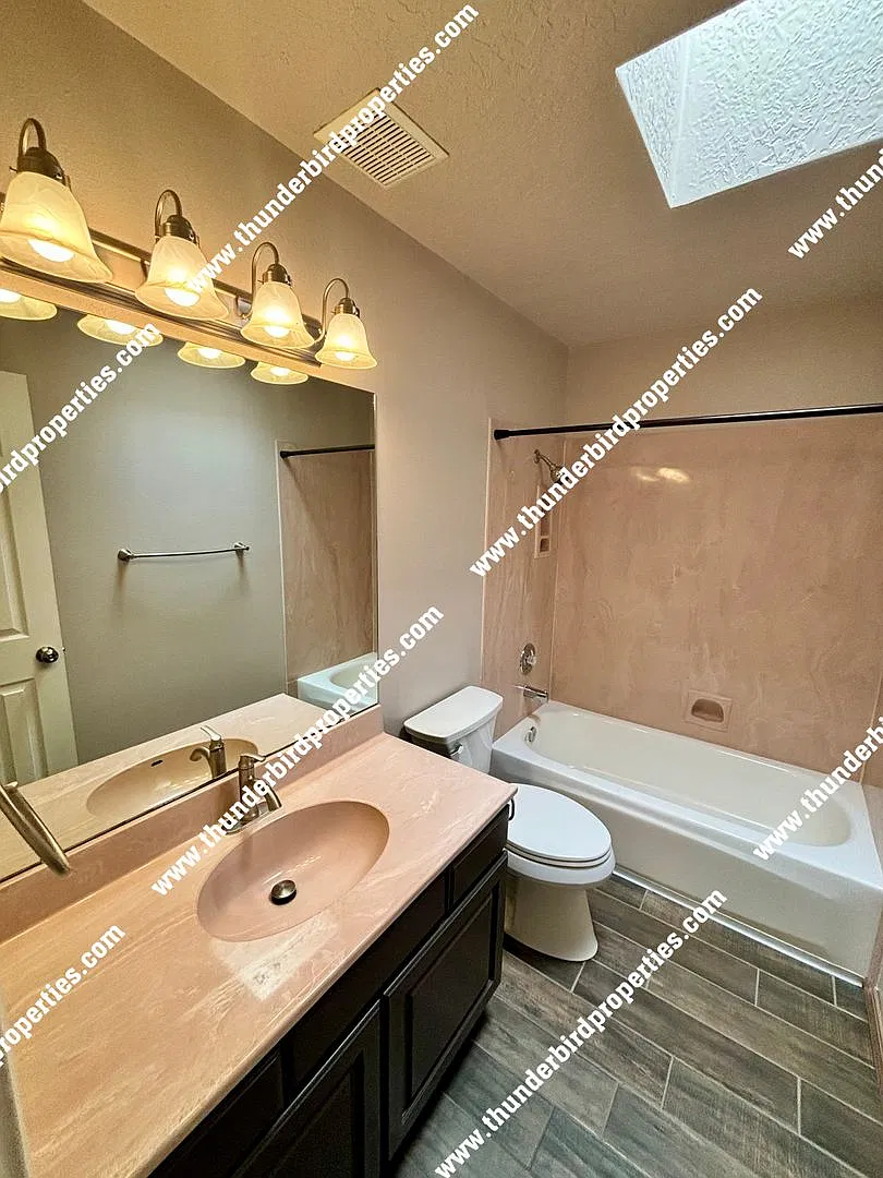 Great NE Heights Location — Photo 2
