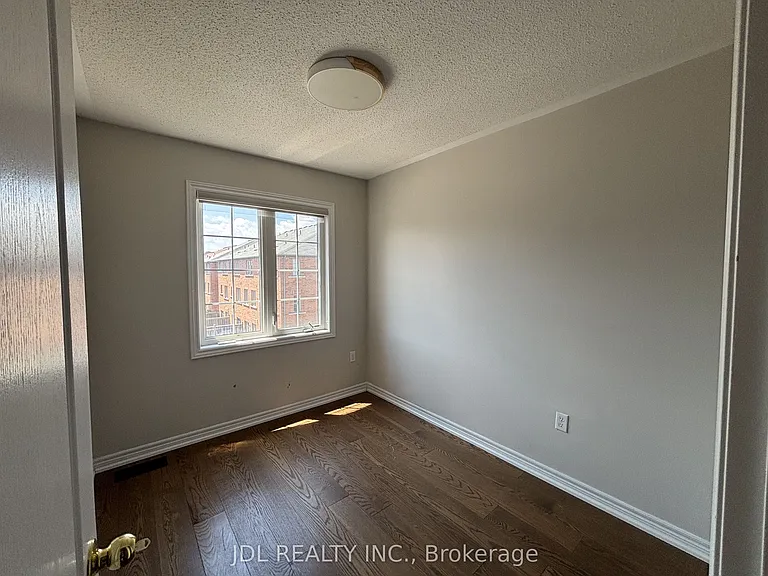 1374 Granrock Cres — Photo 11