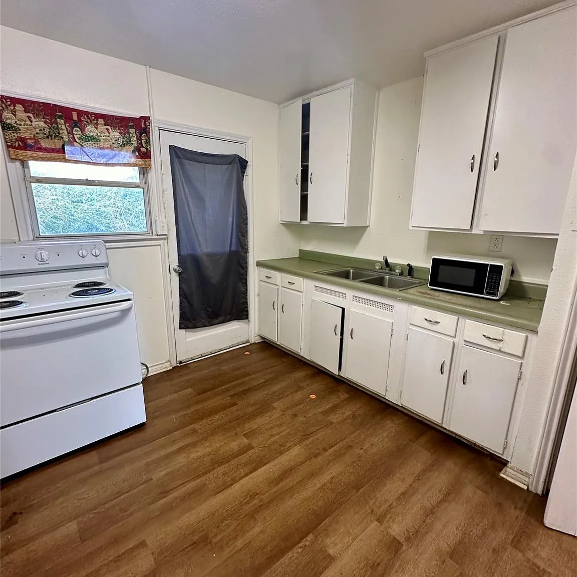 2 bed, 1.0 bath, 1888 sqft, $1,000 — Photo 4