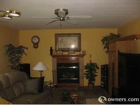 Living Room w Fireplace