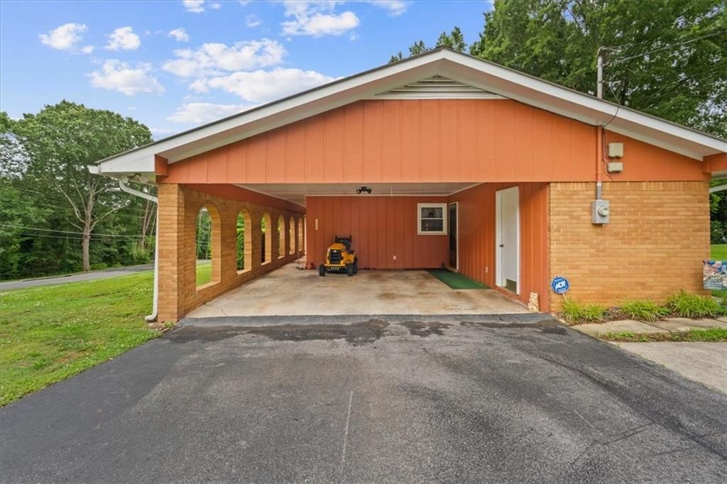 202 Briarwood Dr, Calhoun, GA - View 2
