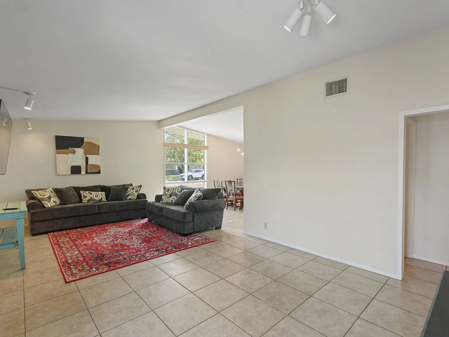4 bed, 2019 sqft, $2,375 — Photo 2