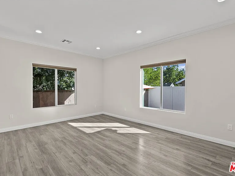 6715 Cedros Ave — Photo 7