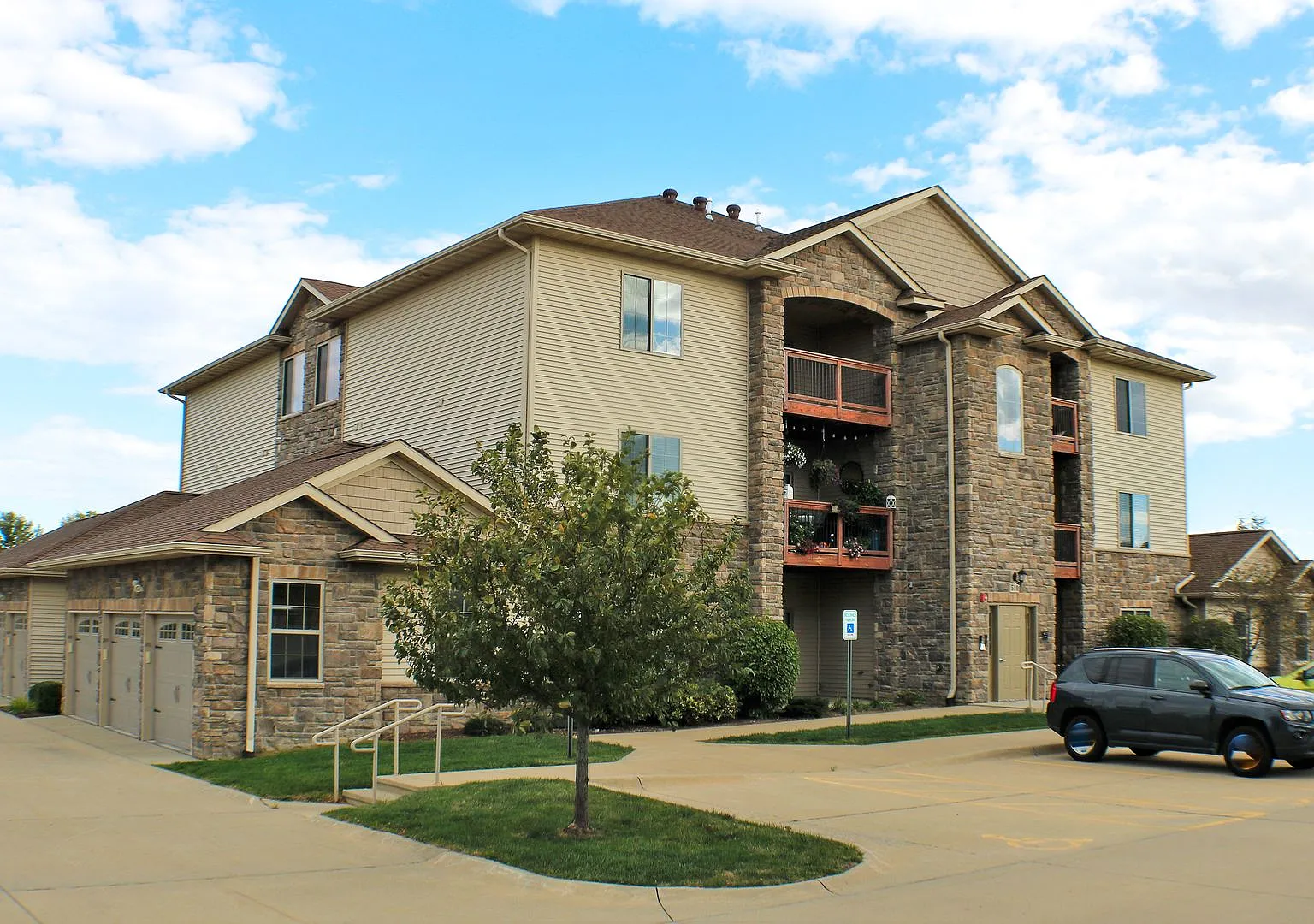 510 Pond View Drive — Photo 2