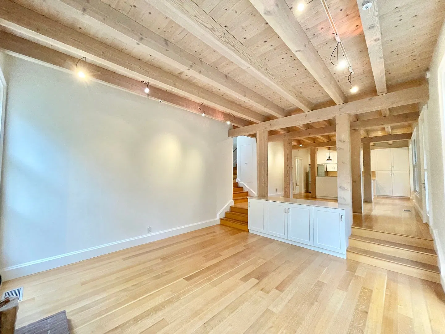3bd 2.5ba Sycamore Park Architectural Masterpiece! Parking! Laundry! Garden. Pet. Progressive — Photo 3