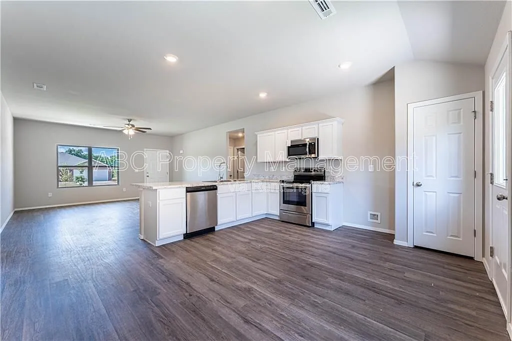 3 bed, 2.0 bath, 1480 sqft, $1,600 — Photo 3