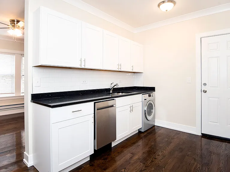 648 1/2 W Roscoe St #2 — Photo 16