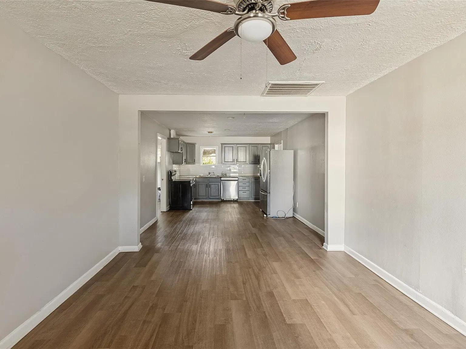 3 bed, 2.0 bath, 1420 sqft, $1,800 — Photo 4