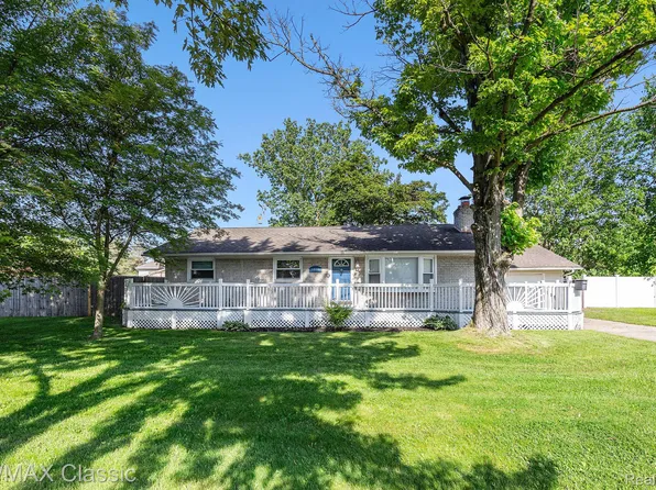 1613 Pennsylvania Ave, Marysville, MI 48040