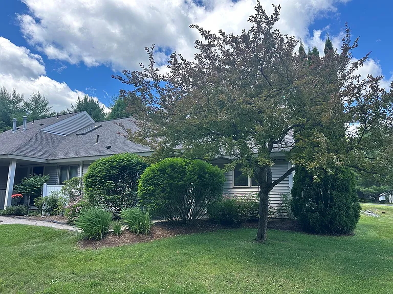 1 Sycamore Dr — Photo 2