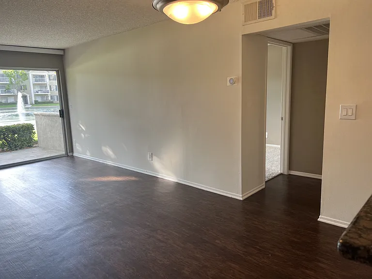 Versailles on the Lake Apartments — Photo 107