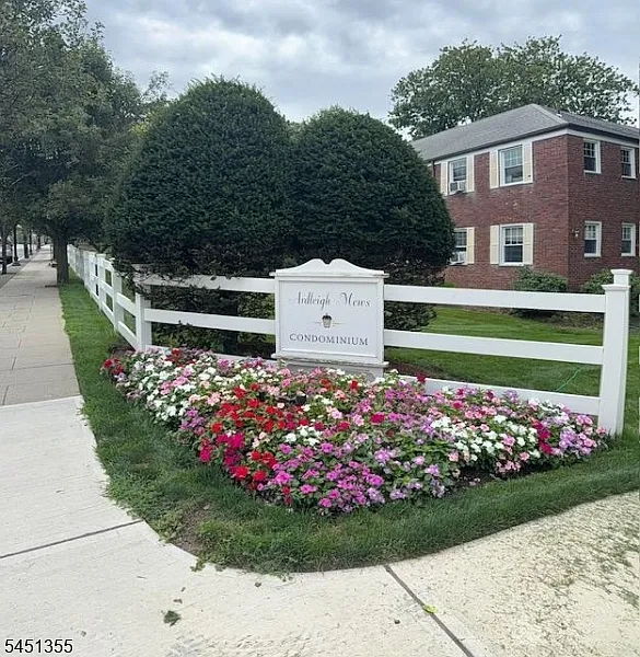 349 Bloomfield Ave #25