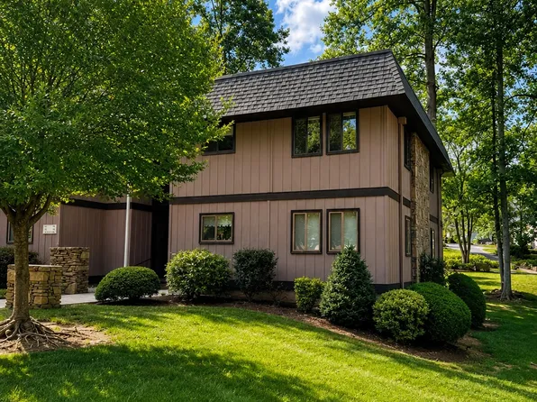 23 Lake Dr APT F8, Laurel Park, NC 28739