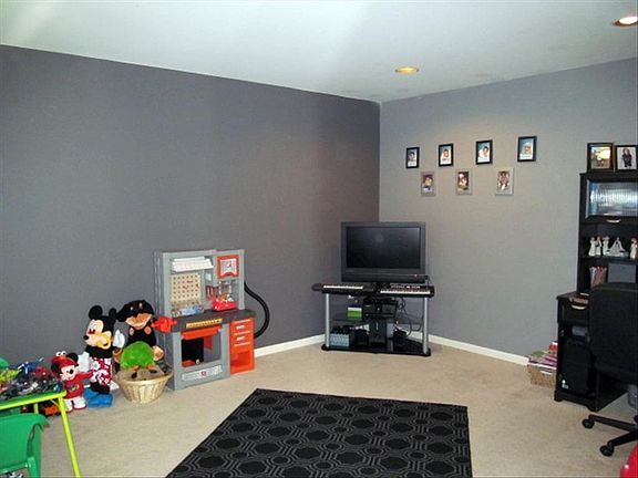 3rd image of 104 Walker Dr