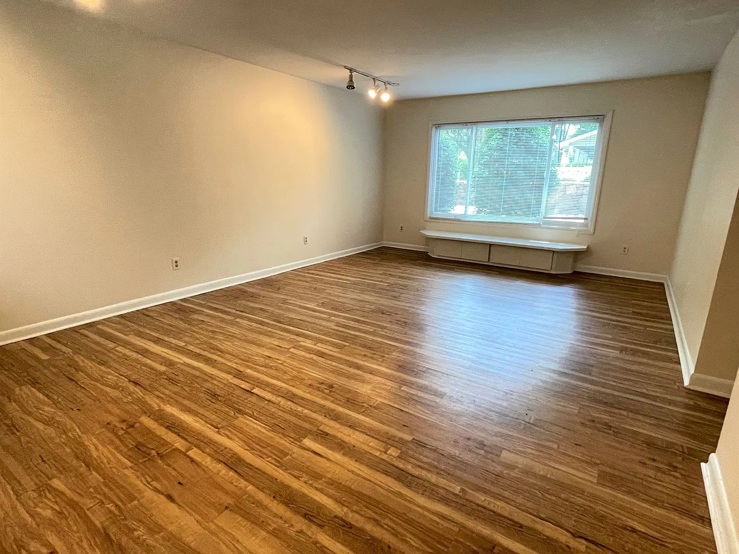 Awesome location walking distance to UNC, 2br w/ updates in Chancellor Square! — Photo 2
