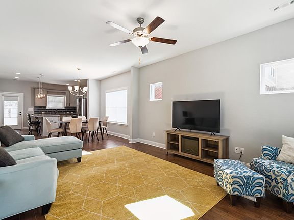 3rd image of 551 Oakvale Ln