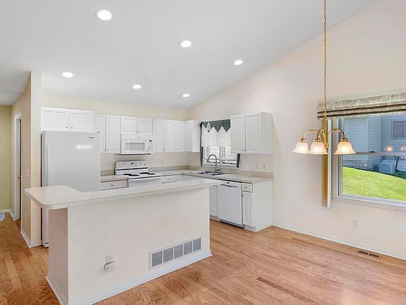 5th image of 2015 Woods Ln