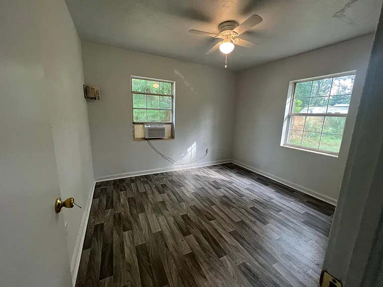190 E Highland Dr — Photo 4