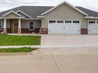 2236 Fawnview Dr, Dubuque, IA 52002