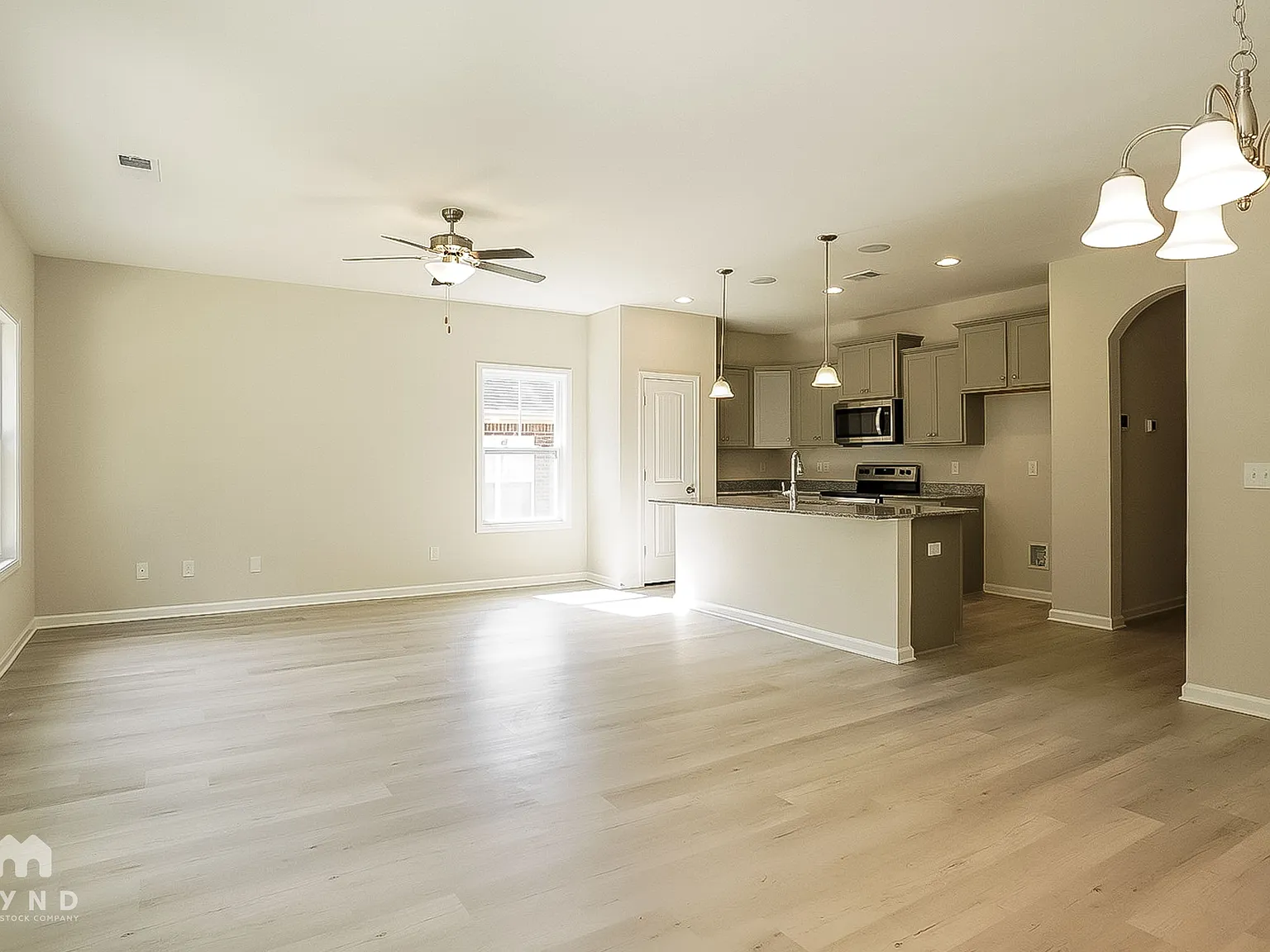 4 bed, 2.0 bath, 1956 sqft, $2,110 — Photo 4