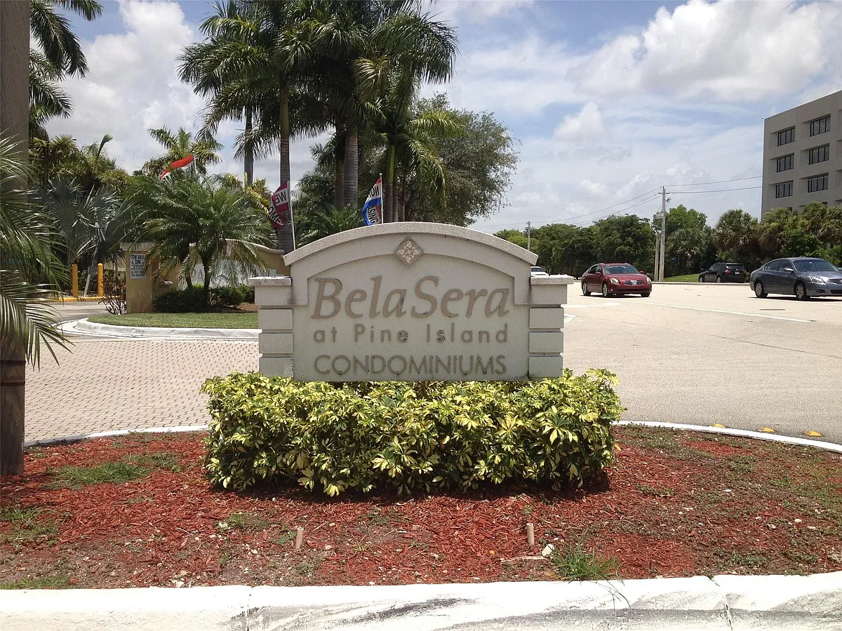 Building Photo - 721 N Pine Island Rd #207
