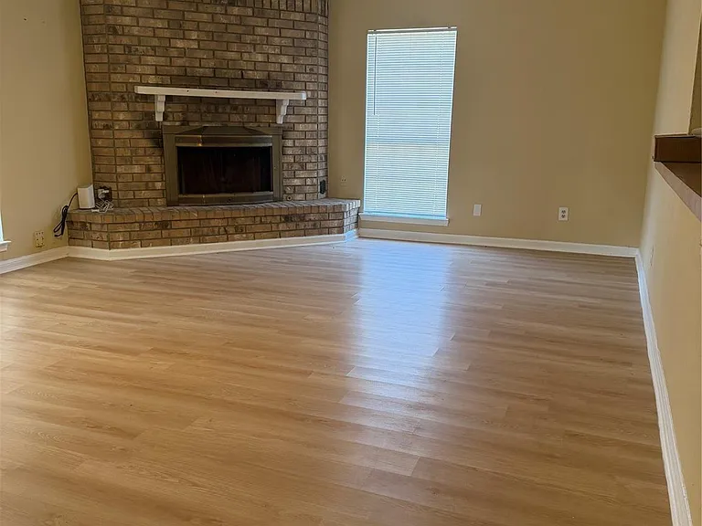 1504 Lawrence Ave — Photo 5
