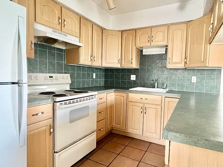 13 E St #B — Photo 9