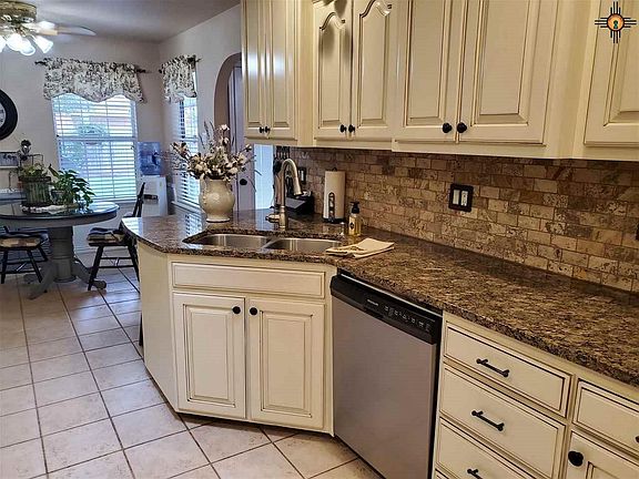 4th image of 1004 Rosewood Dr