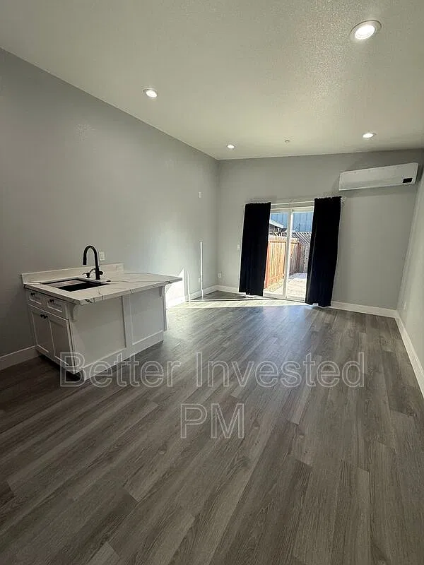 1 bed, 1.0 bath, $2,350 — Photo 4