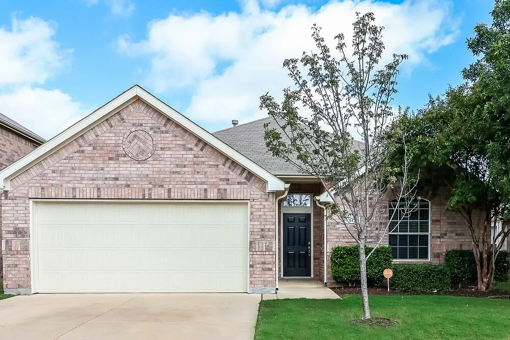 4 bed, 2.0 bath, 1816 sqft, $2,490 — Photo 1