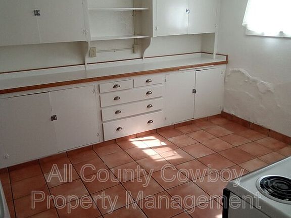 3rd image of 1210 E Garfield St #Basement
