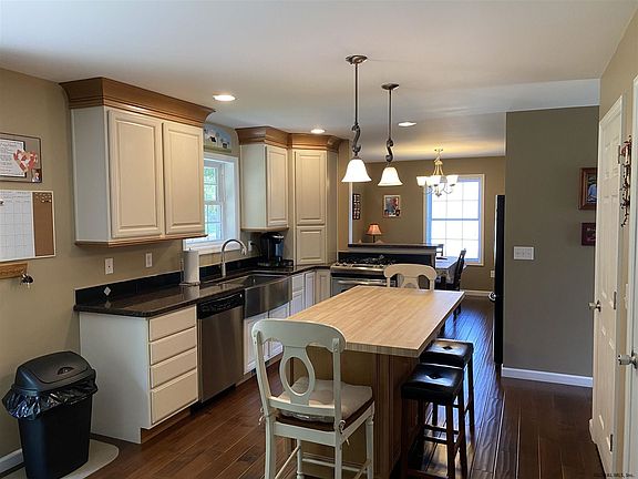 4th image of 11 Charlton Ln
