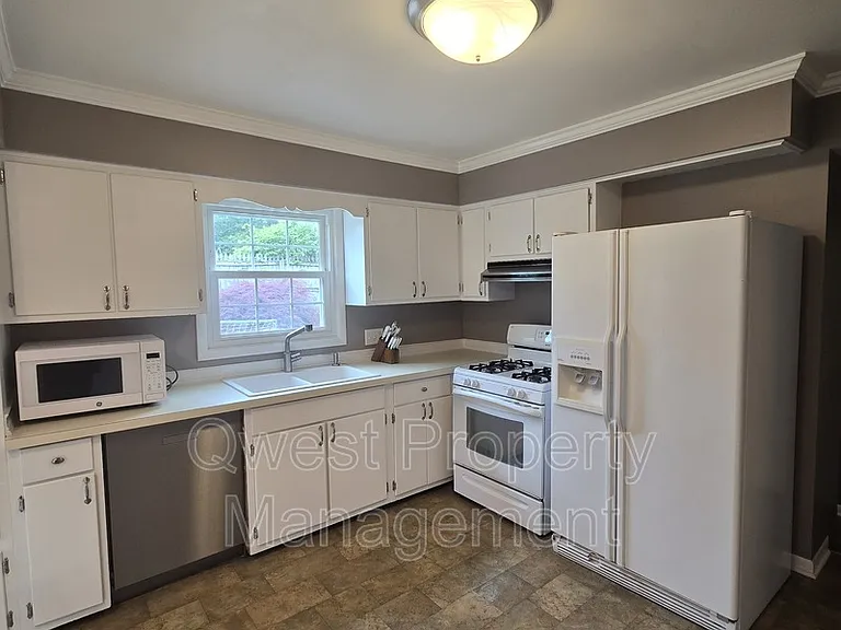 2236 Elmwood Dr SE — Photo 8