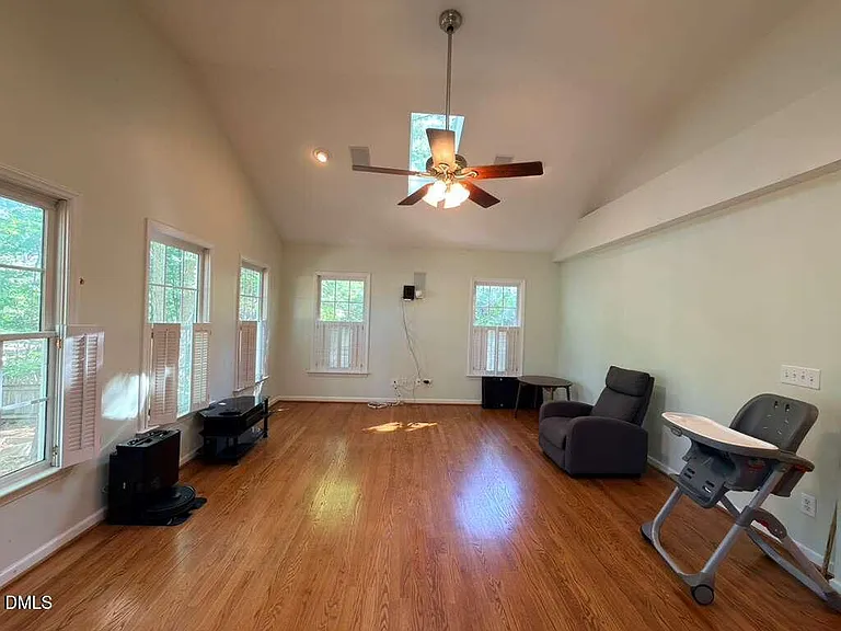 109 E Seve Ct — Photo 7