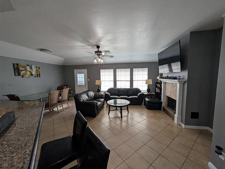 714 N Vista Dr — Photo 5