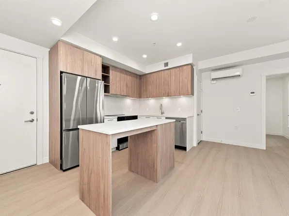 82 1st St #331, New Westminster, BC V3L 2G1