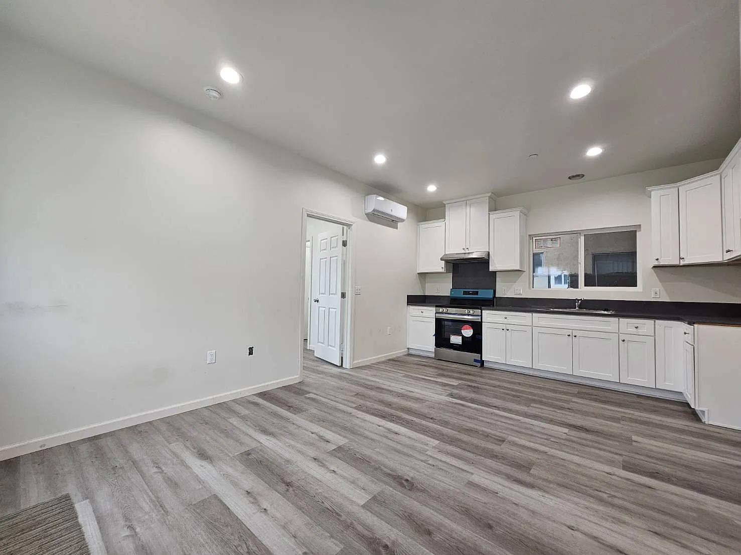 3 bed, 1000 sqft, $2,250 — Photo 3