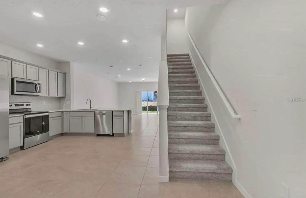 3 bed, 1699 sqft, $2,100 — Photo 2