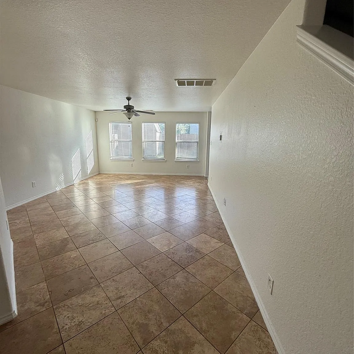 3 bed, 2.5 bath, 1703 sqft, $2,100 — Photo 3