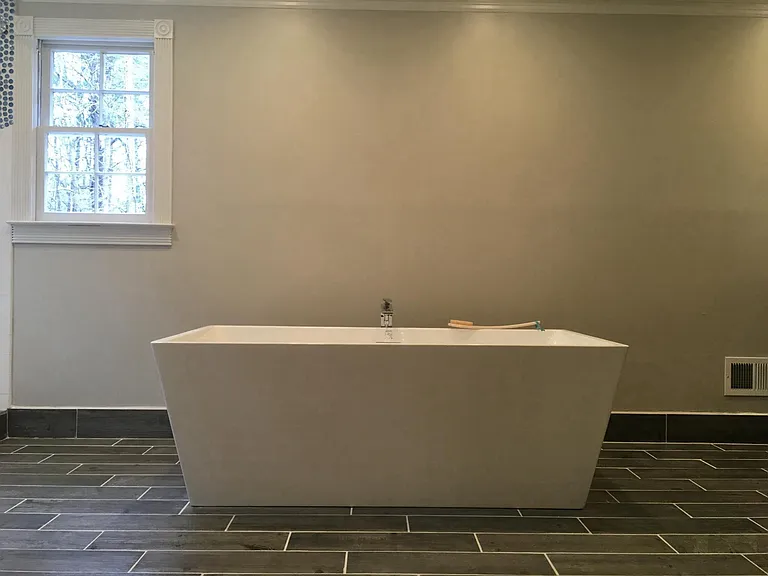 Master-on-main spa tub