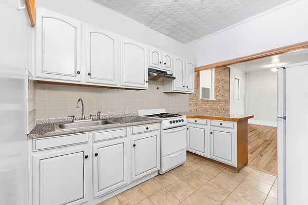 Rented by SERHANT. | media 4